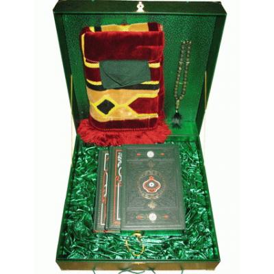 Коран с хадисами в подарочном наборе.